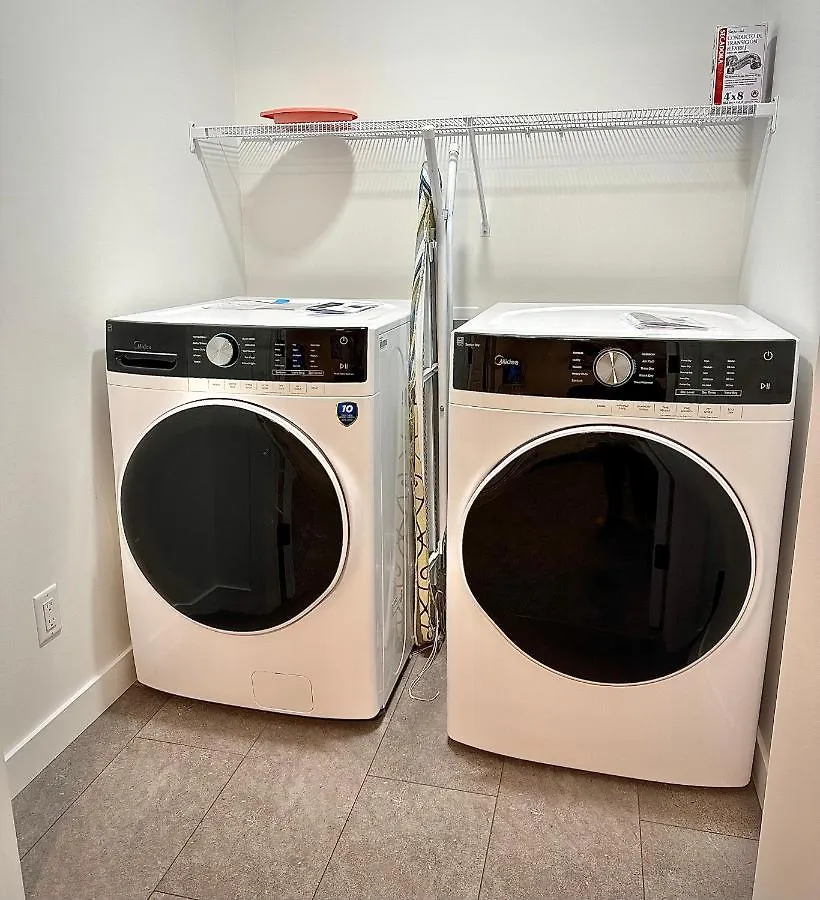 Dom wakacyjny Entire4Bedroomhomekingparkingkitchenwasherdryerfastwifi Calgary