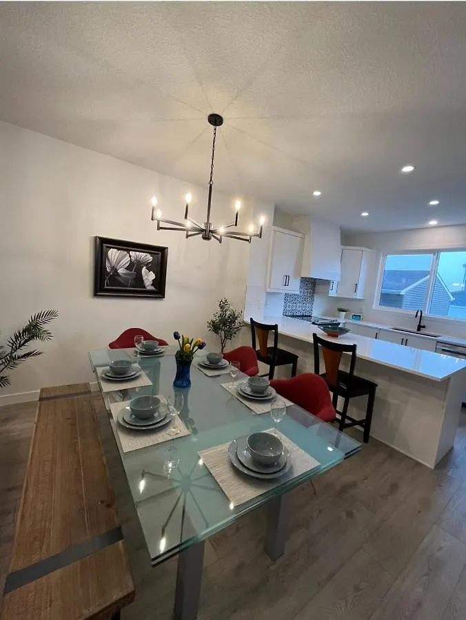 Entire4Bedroomhomekingparkingkitchenwasherdryerfastwifi Calgary 0*,  Canada