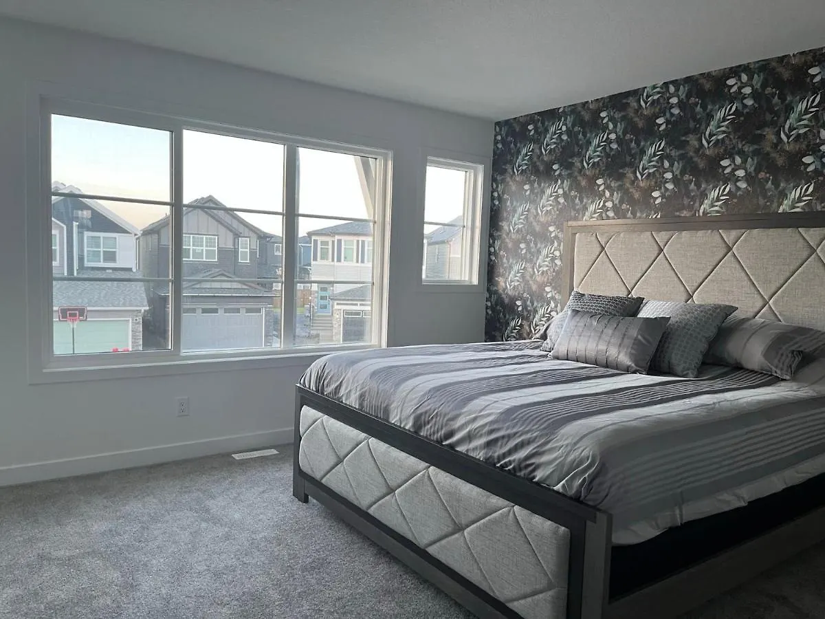 Entire4Bedroomhomekingparkingkitchenwasherdryerfastwifi Calgary 0*,  Canada